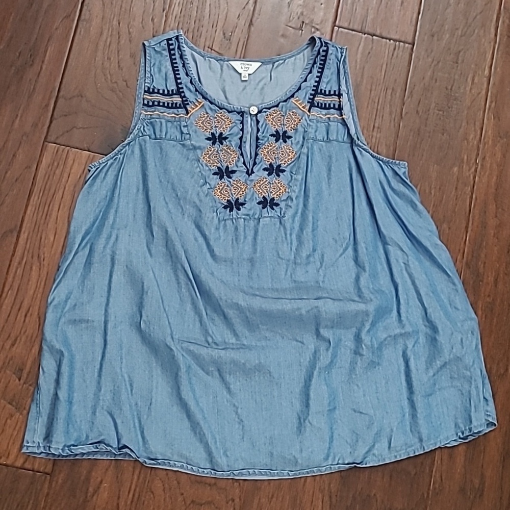 Crown & Ivy Sleeveless Chambray Top with Embroidered Neckline size 1X